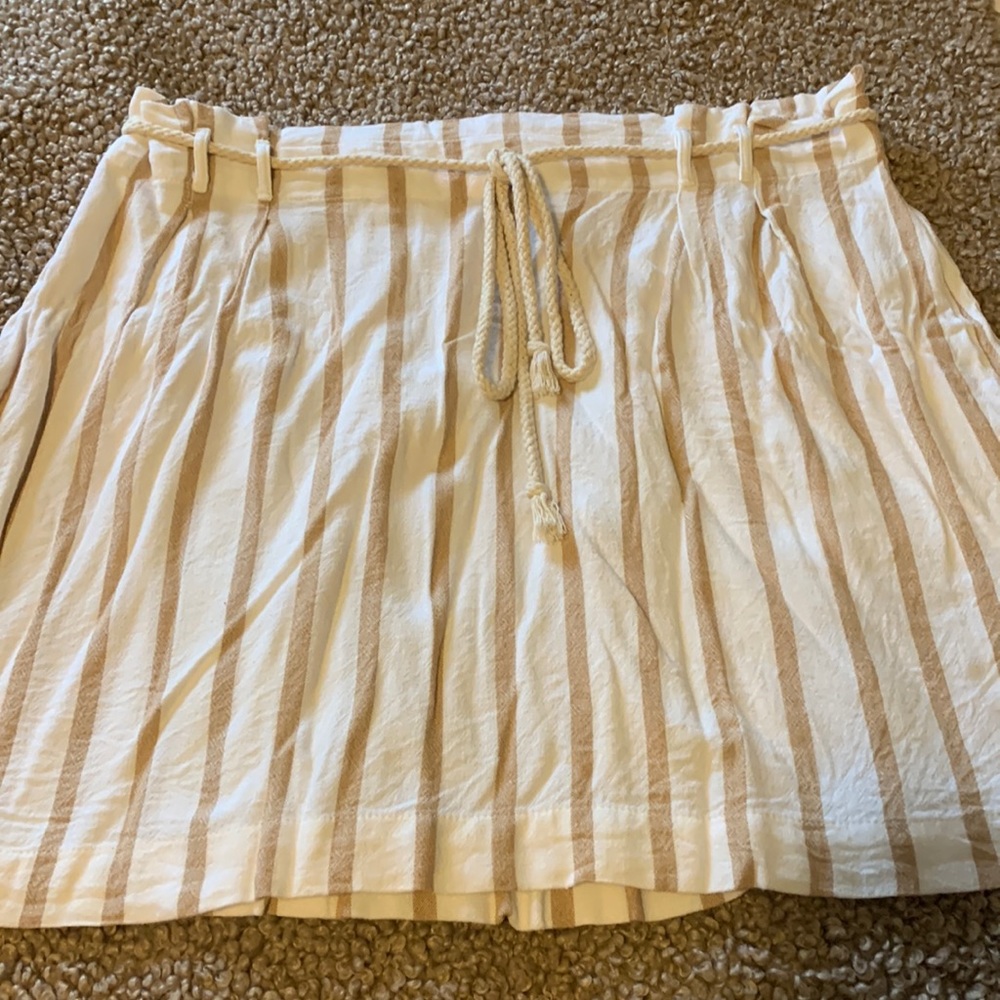 American Eagle Skirt above the knees size XL worn a few times great condition